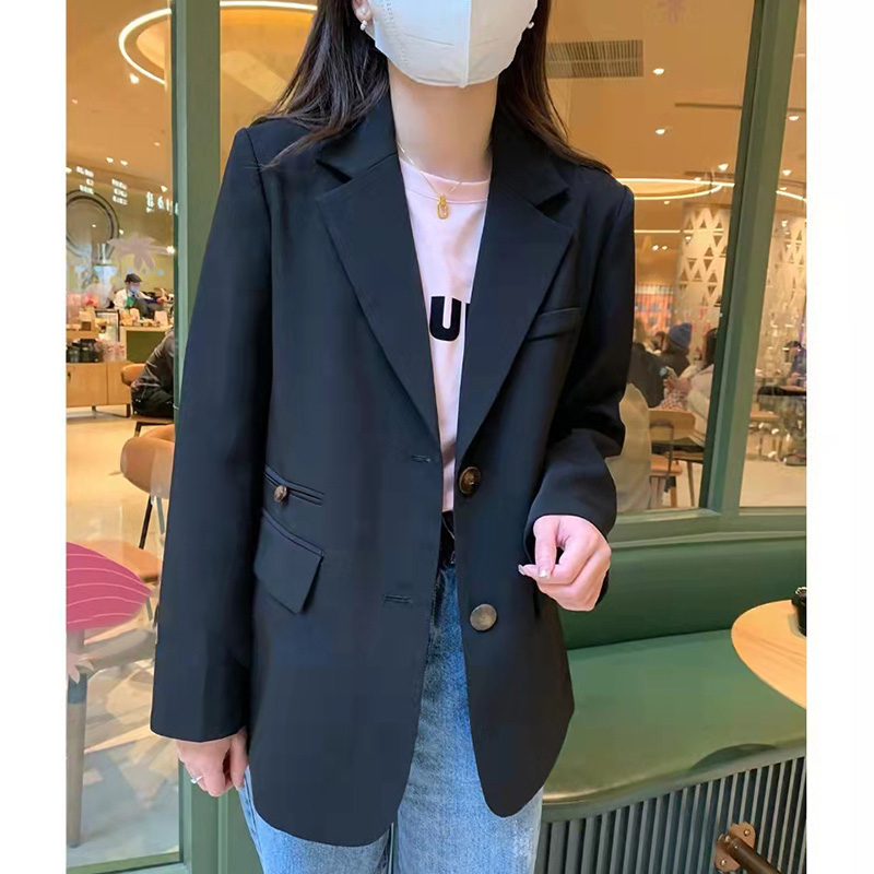 黑色