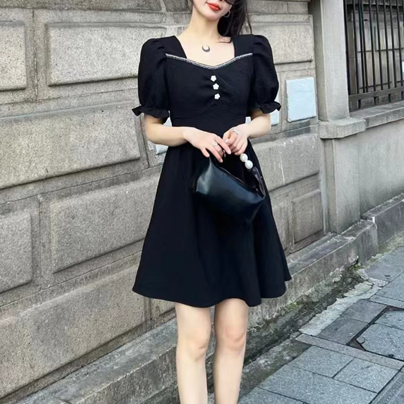 黑色